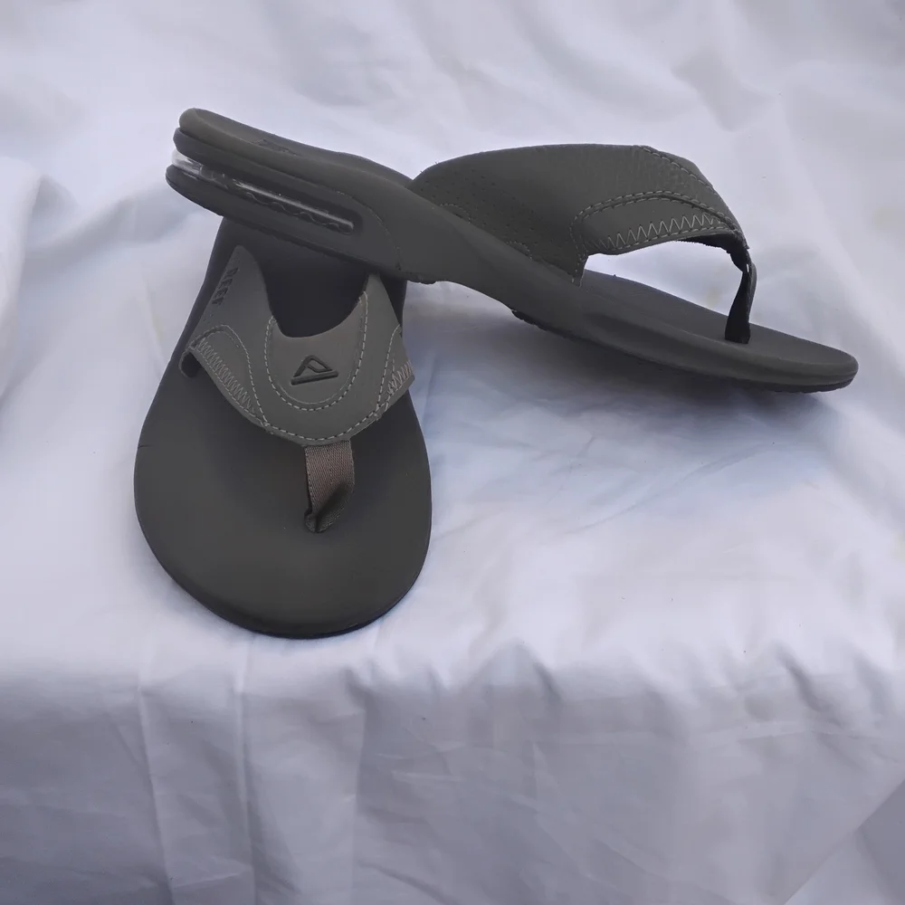 Reef  Men Gray Flip Flops Size 8